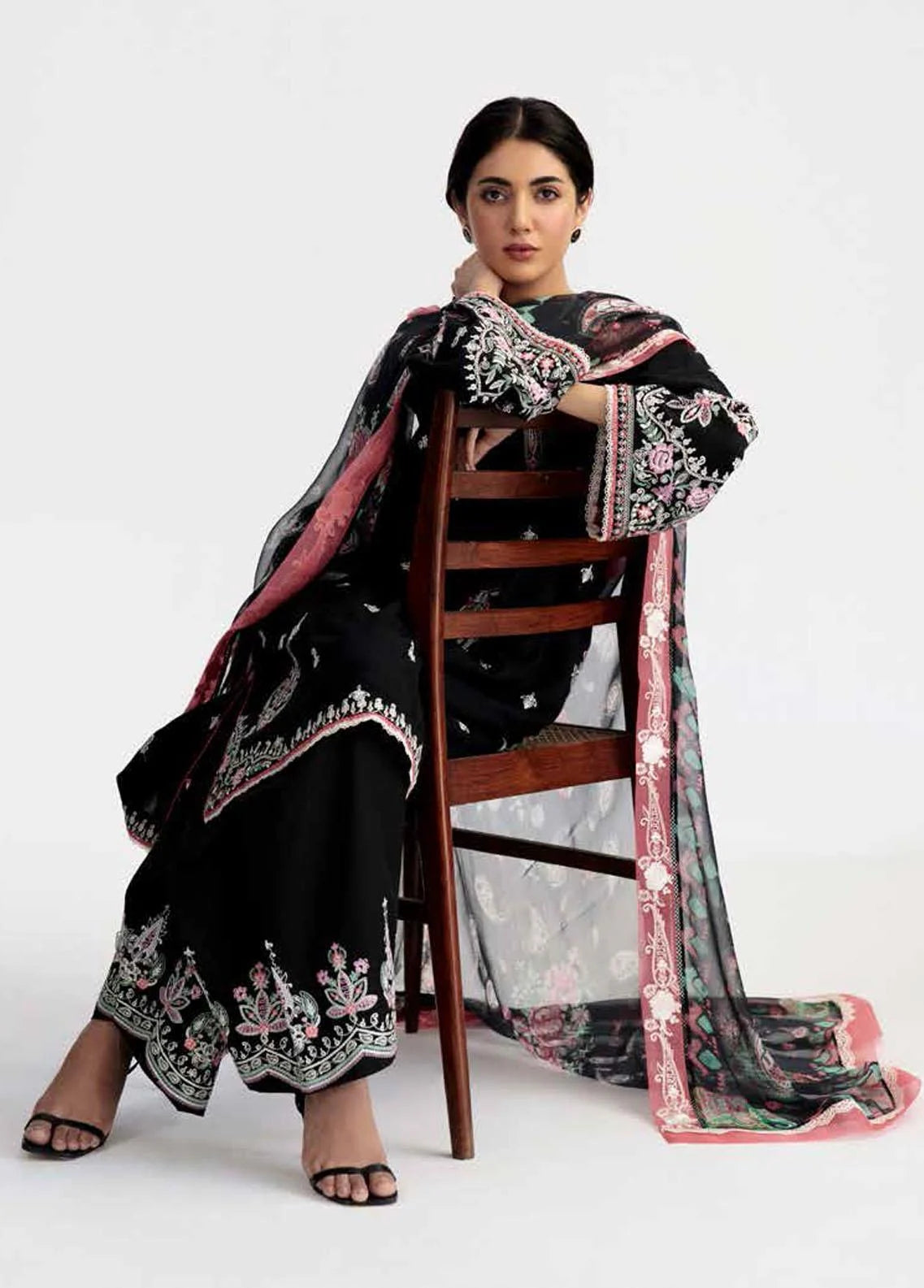 Lawn Suits | Pakistani Designer Lawn Suits 2022 - 2023 | Lebaasonline
