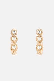 Gold-Plated Kundan Choker Necklace Set with Matching Earrings
Add a touch of traditional elegance to your occasi