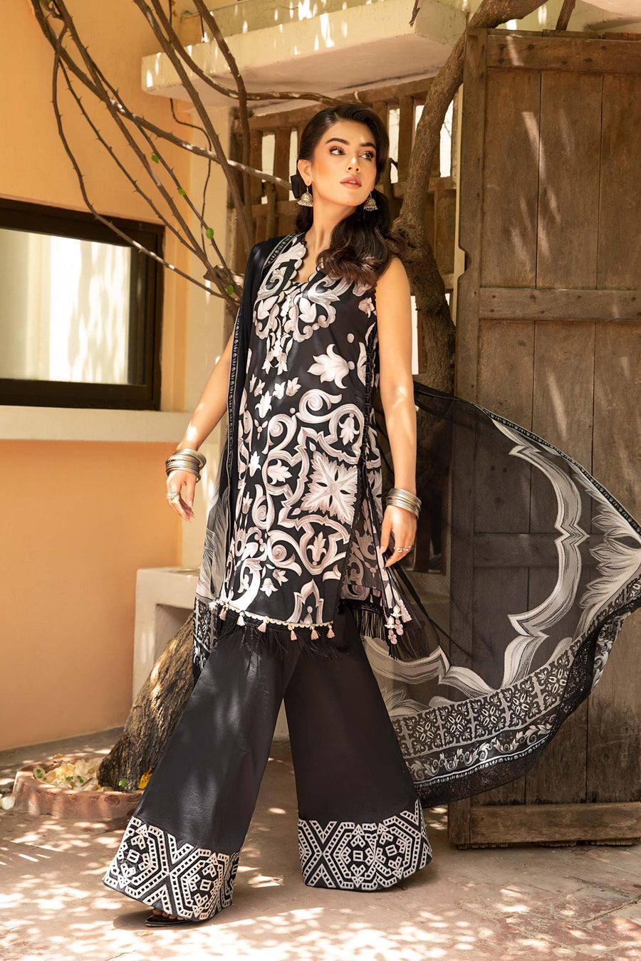 Shop the latest Mbasics Eid II collection of Maria B Eid 2025 Clothes Unstitched/ready 3 Piece Suits for Winter 2025 and also for Spring/Summer. Available for customisation at LebaasOnline. Maria B's latest lawn, digital print attire and MBROIDERED Pakistani Suits for Women in the UK, USA