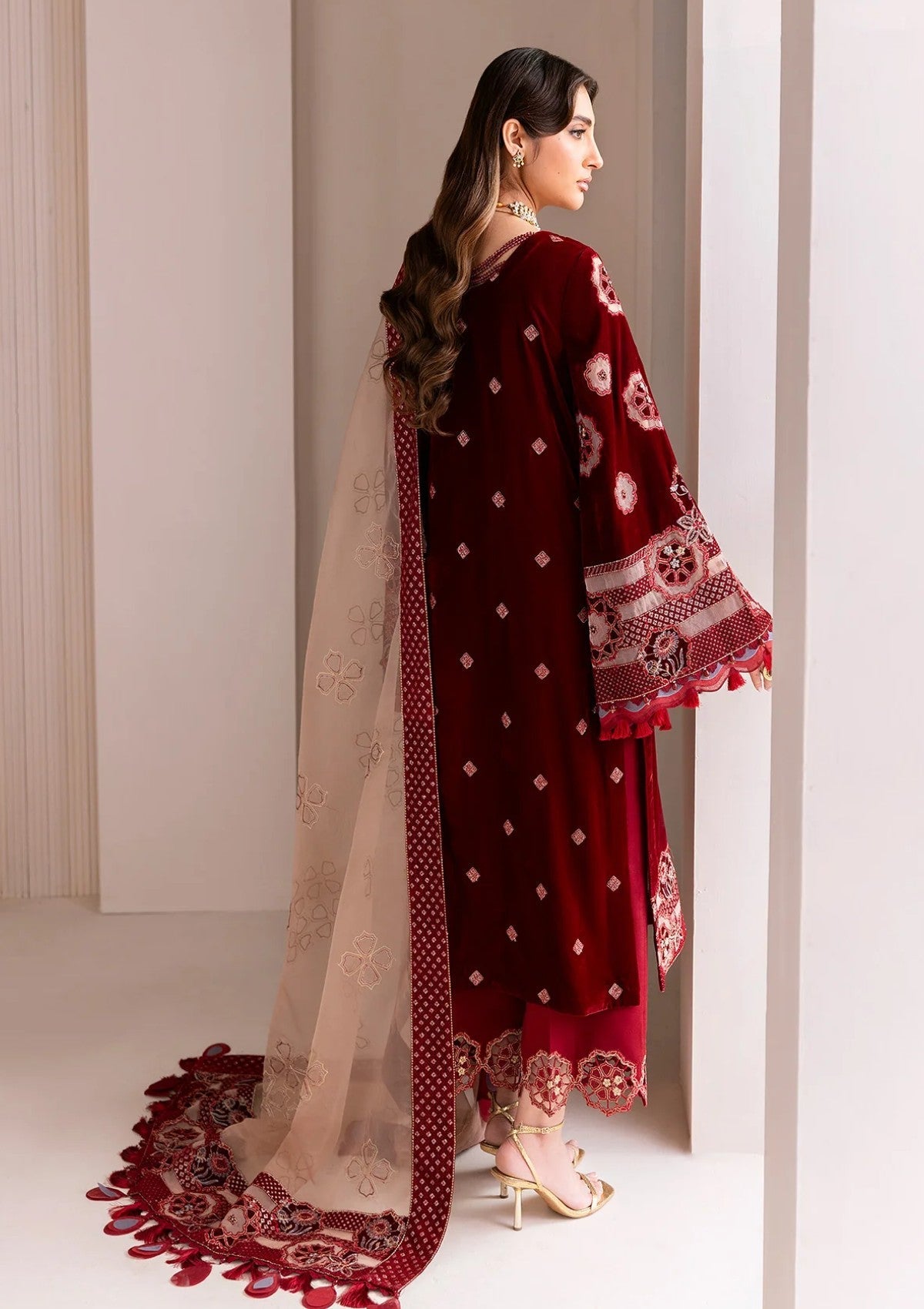 Buy Alizeh-Makhmal 25 | Luxury Velvet - AF-VLT#2226- Luxury VELVET. Online at Great Price! Available For UK, France & Germany. Baroque dresse from Pakistan & for SALE in the UK, USA, Manchester & London. Book now ready to wear & unstitched. Shop Wedding, festive, summer or winter branded outfits from Lebaasonline