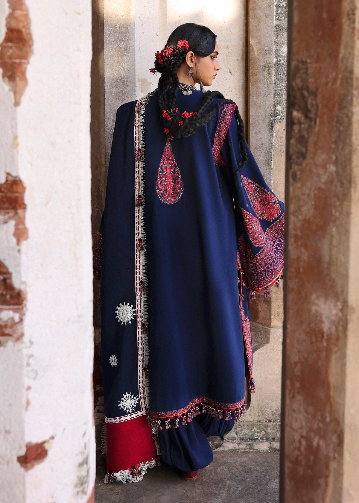 Hussain Rehar Karandi 2025 LEBAASONLINE Available on our website. We have exclusive variety of PAKISTANI DRESSES ONLINE. This wedding season get your unstitched or customized dresses from our PAKISTANI BOUTIQUE ONLINE. PAKISTANI DRESSES IN UK, USA, Lebaasonline at SALE price!