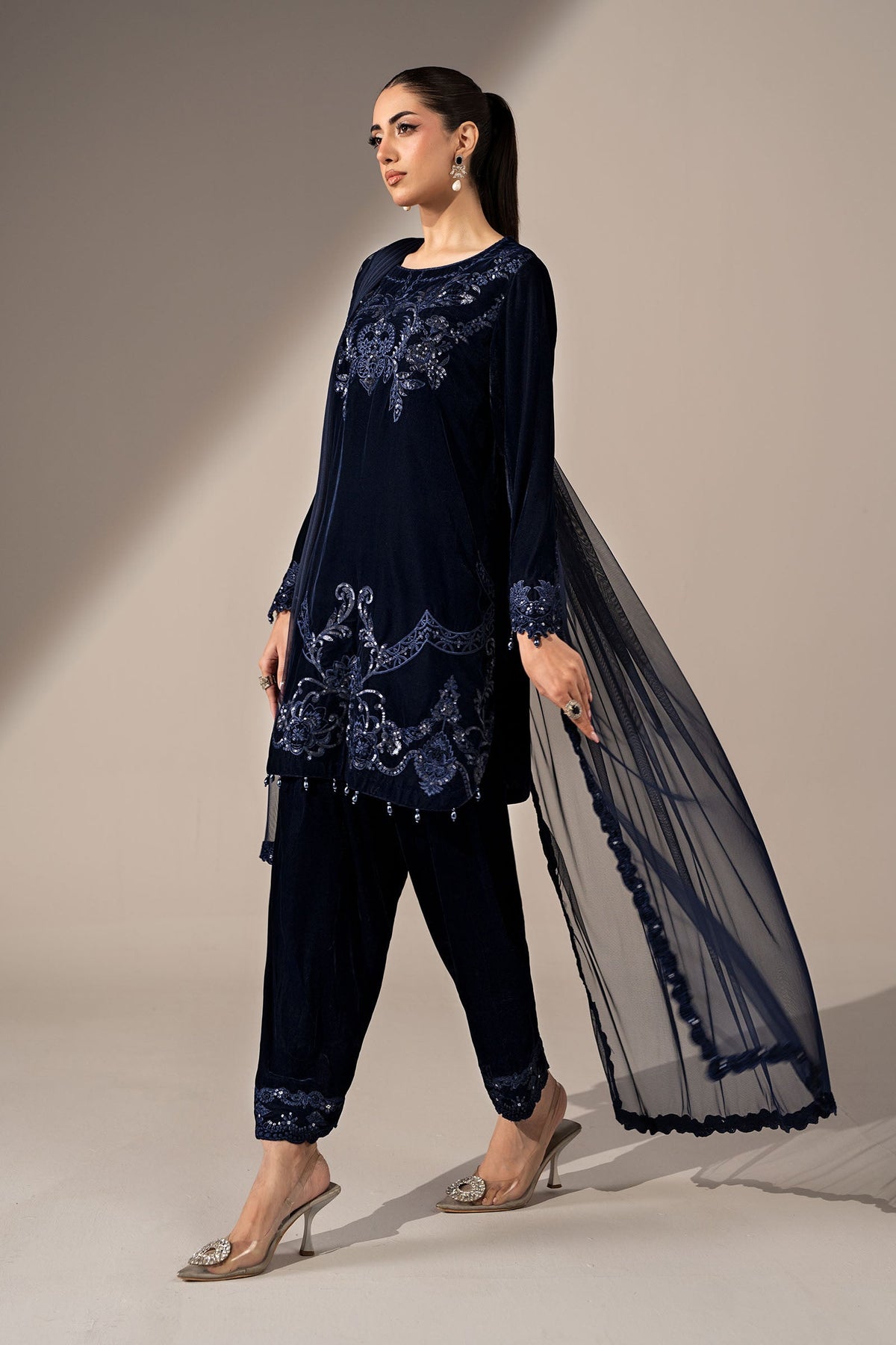 maria b 2026 winter Collection | 3 Piece Embroidered Velvet Suit - LebaasOnline 