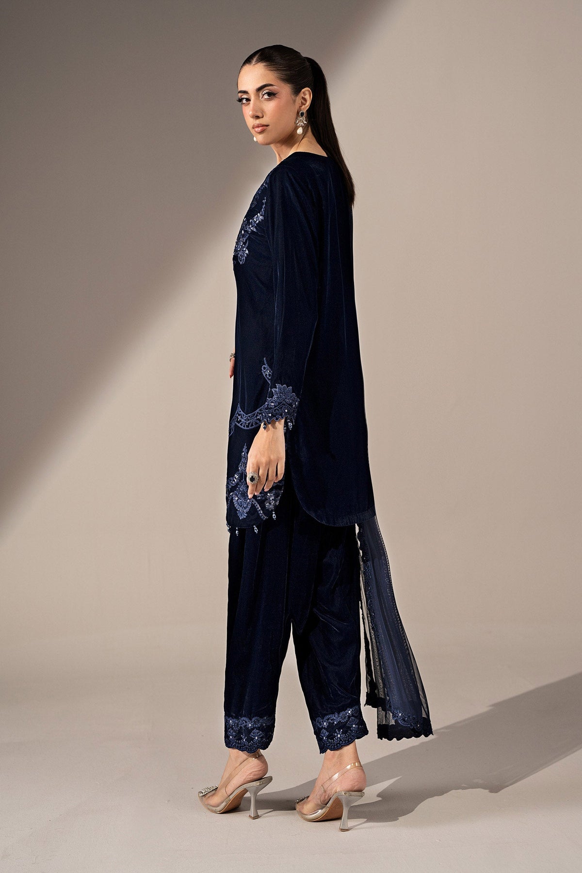 maria b 2026 winter Collection | 3 Piece Embroidered Velvet Suit - LebaasOnline 