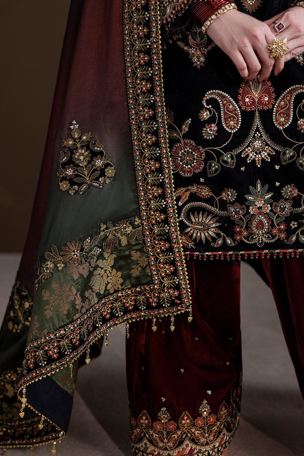 Baroque Collection'26 | EMBROIDERED VELVET UF-4547