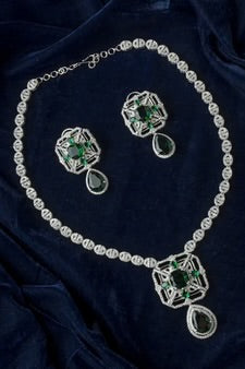 Emerald Élan Choker Set with Contemporary Earrings