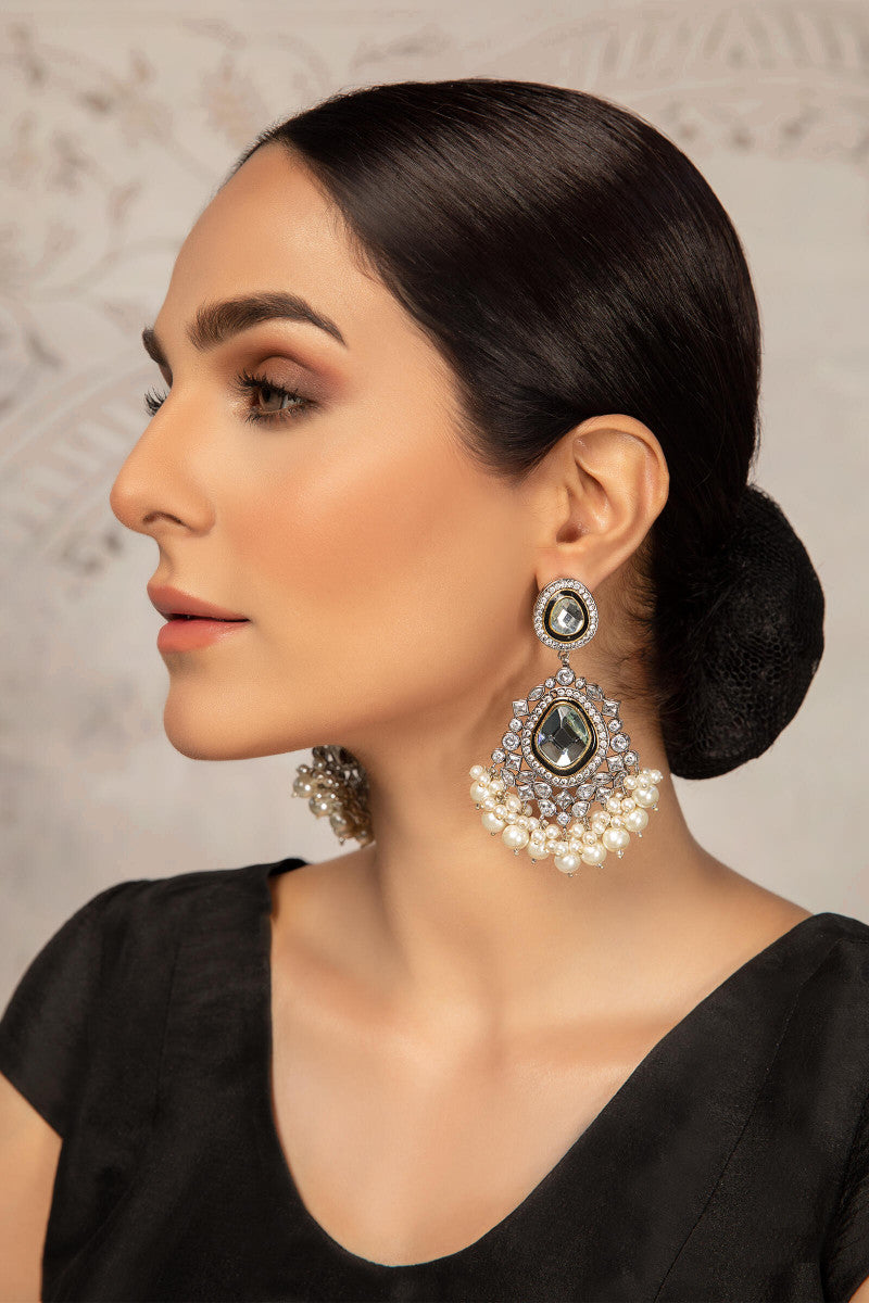 Beautiful Earring has been handcrafted in a fine 21K finish white and gold earring This jewellery is from Maria B Heritage Collection 2021 in the UK, USA and Australia. Lebaasonline are the largest stockist of Maria B Pakistani Jewellery, ring, jhoomar, Ranihaar, necklace and earrings with gold and silver plating.