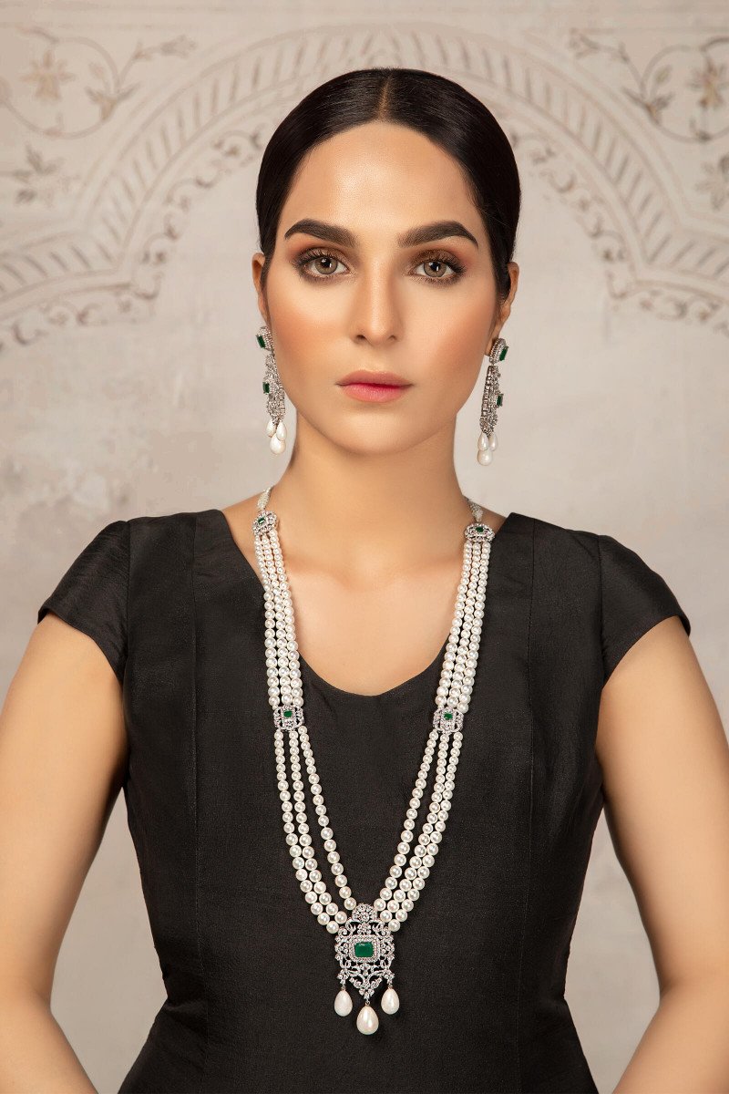 Beautiful pearl and victorian motif inspired necklace set including earrings This jewellery is from Maria B Heritage Collection 2021 in the UK, USA and Australia. Lebaasonline are the largest stockist of Maria B Pakistani Jewellery, ring, jhoomar, Ranihaar, necklace and earrings with gold and silver plating.